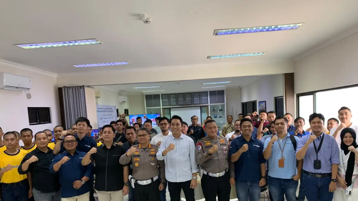 MOMEN: Foto bersama peserta dan jajaran Grup Astra Banjarmasin usai kegiatan sosialisasi keselamatan berkendara sebagai simbol sinergi dan kekompakan dalam membangun budaya safety.