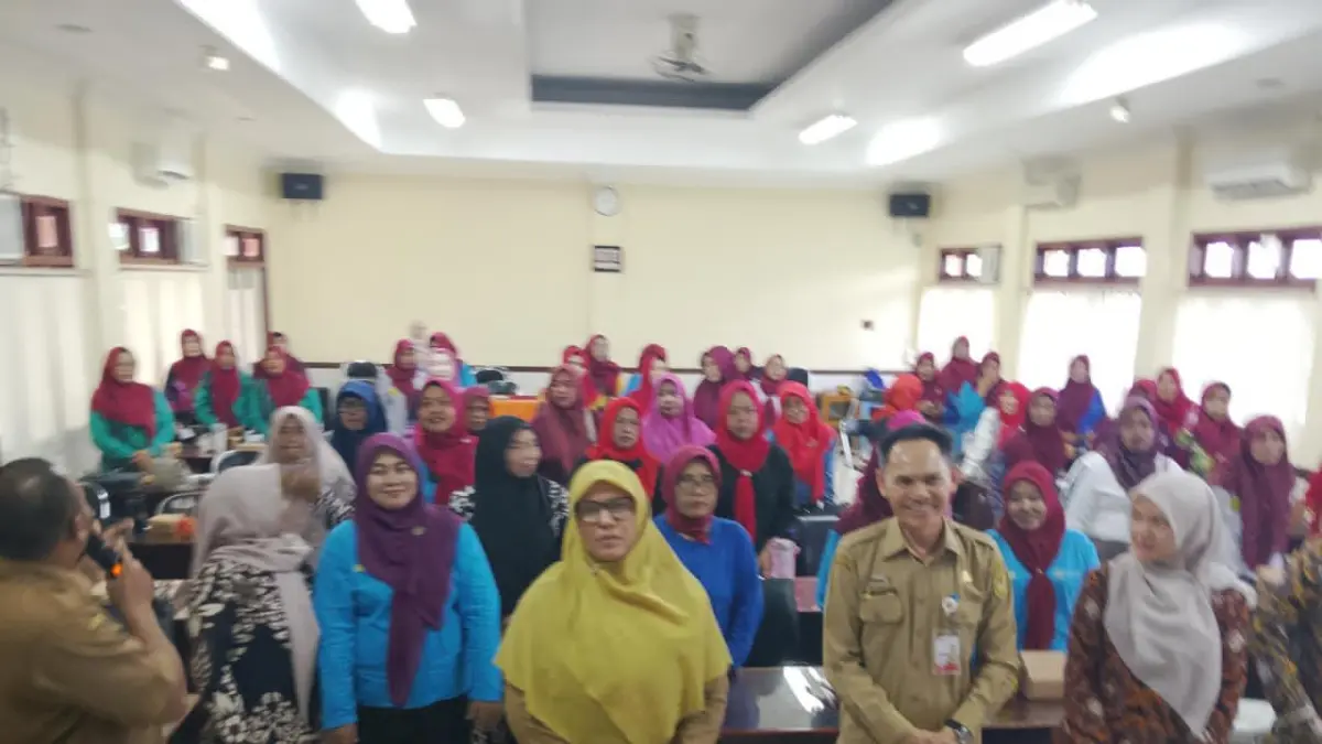 PEMBEKALAN: DPPKBPM Kota Banjarmasin memberikan peningkatan kualitas input data kader KB di Kota Banjarmasin.(Foto: Endang Syarifuddin/Radar Banjarmasin)
