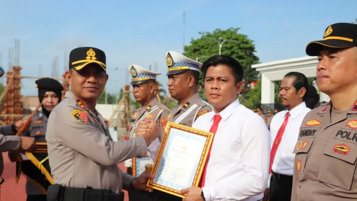 PENGHARGAAN: Kapolres Banjar AKBP Dr Fadli menyerahkan piagam penghargaan kepada personel Sat Resnarkoba Polres Banjar usai Upacara Hari Kebangkitan Nasional 2026 di Mapolres Banjar, Rabu (20/5/2026). (HUMAS POLRES BANJAR)