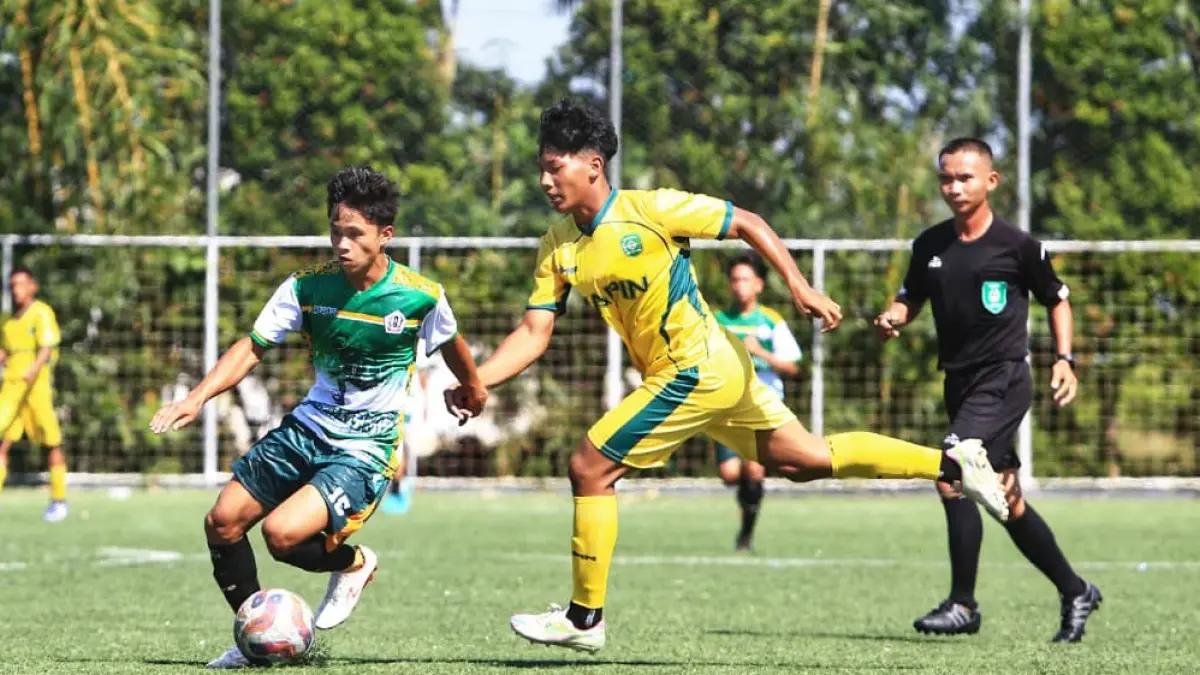 PERSAINGAN: Suasana pertandingan sepak bola fase grup Popda Kalsel 2026 di Green Yakin Soccer Field, Banjar, Kamis (21/5/2026).