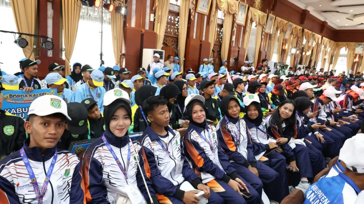 POPDA KALSEL: Kontingen pelajar Kabupaten Tanah Bumbu mengikuti pembukaan Pekan Olahraga Pelajar Daerah (POPDA) Kalimantan Selatan 2026 di Mahligai Pancasila, Banjarmasin. (Foto: Disbudporpar Tanah Bumbu)