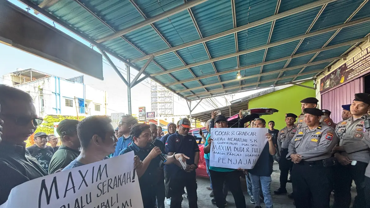 Puluhan massa yang tergabung dalam DOKB menggeruduk Kantor Maxim Cabang Banjarmasin, mereka mendesak penyesuaian tarif yang telah diatur SK Gubernur.(Zulvan Rahmatan/Radar Banjarmasin)