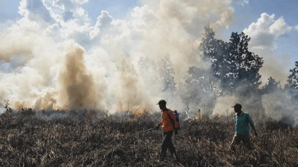 Relawan Masyarakat Peduli Api (MPA) Liang Anggang memadamkan api yang membakar lahan gambut di wilayah Pengayuan, Landasan Ulin Selatan, Kota Banjarbaru tahun 2023 lalu. (FADLAN ZAKIRI RADAR BANJARMASIN)