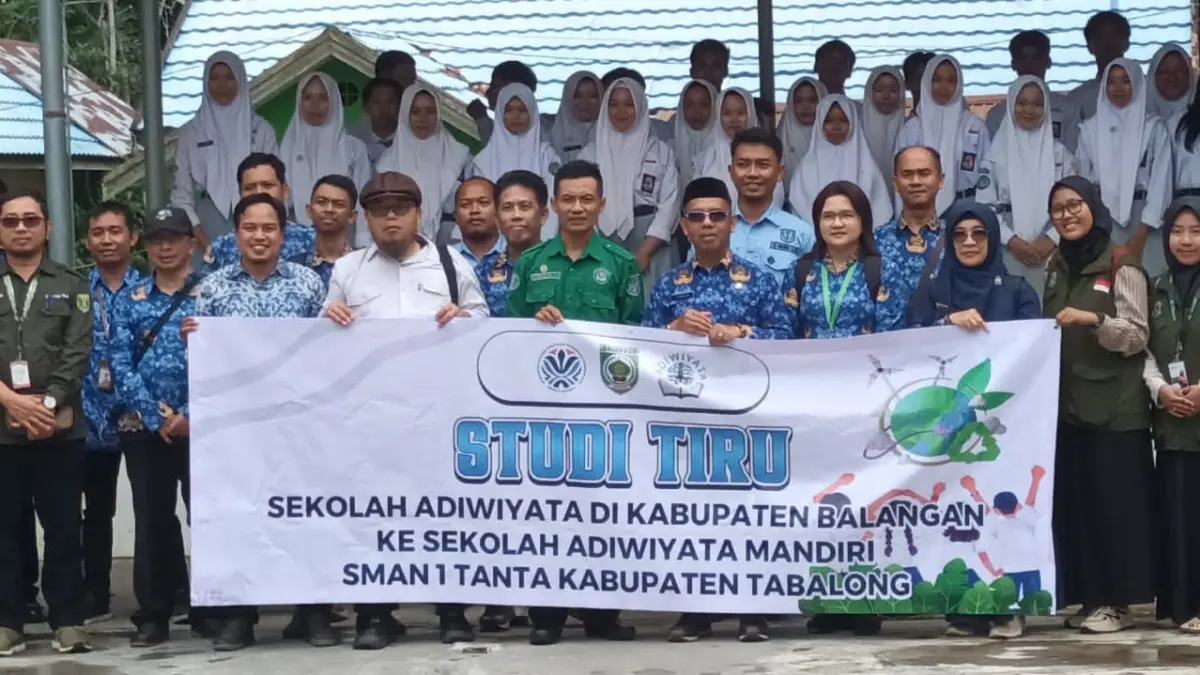 STUDI TIRU: Jajaran DPLH dan sekolah asal Balangan berpose bersama warga SMAN 1 Tanta.&nbsp;