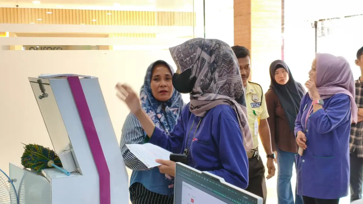 URAI ANTREAN: RS Syifa Medika Banjarbaru mengoperasikan dua mesin APM (Anjungan Pasien Mandiri) di Pintu Masuk Lobi Utama dan Pintu Masuk Lobi Belakang, dilengkapi dengan petugas pendamping.(Foto: RS Syifa Medika Banjarbaru)