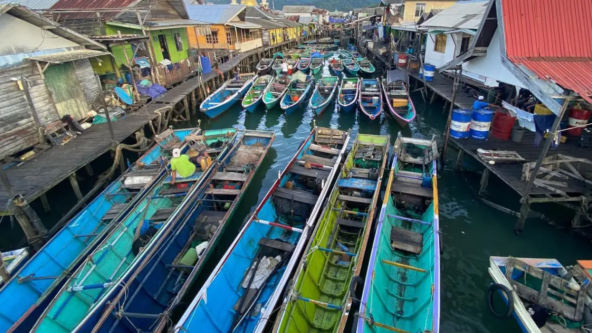 BERJEJER: Kapal-kapal yang sedang tambat di kampung nelayan Kotabaru.