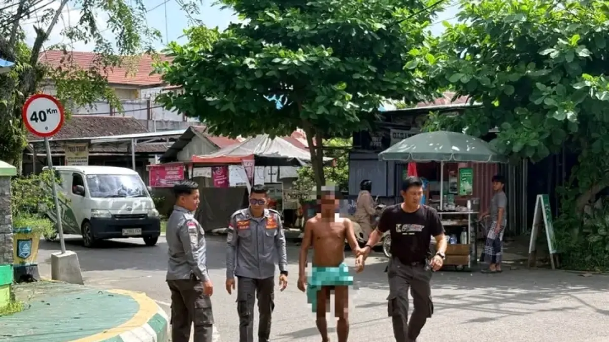 DIAMANKAN: Satpol PP HSS saat mengamankan ODGJ laki-laki yang berkeliaran tanpa busana. (Foto: Satpol PP HSS)&nbsp;
