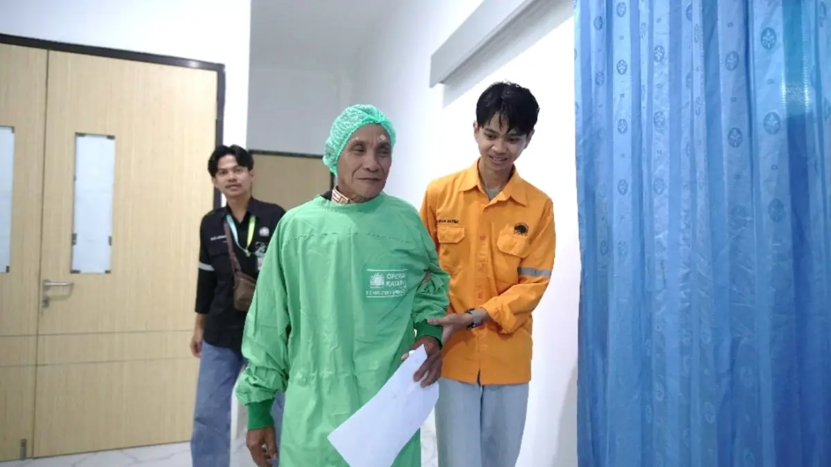 DIANTAR: Petugas medis mendampingi pasien menuju ruang operasi dalam pelaksanaan kegiatan Operasi Katarak Gratis 2026 yang diselenggarakan Arutmin.