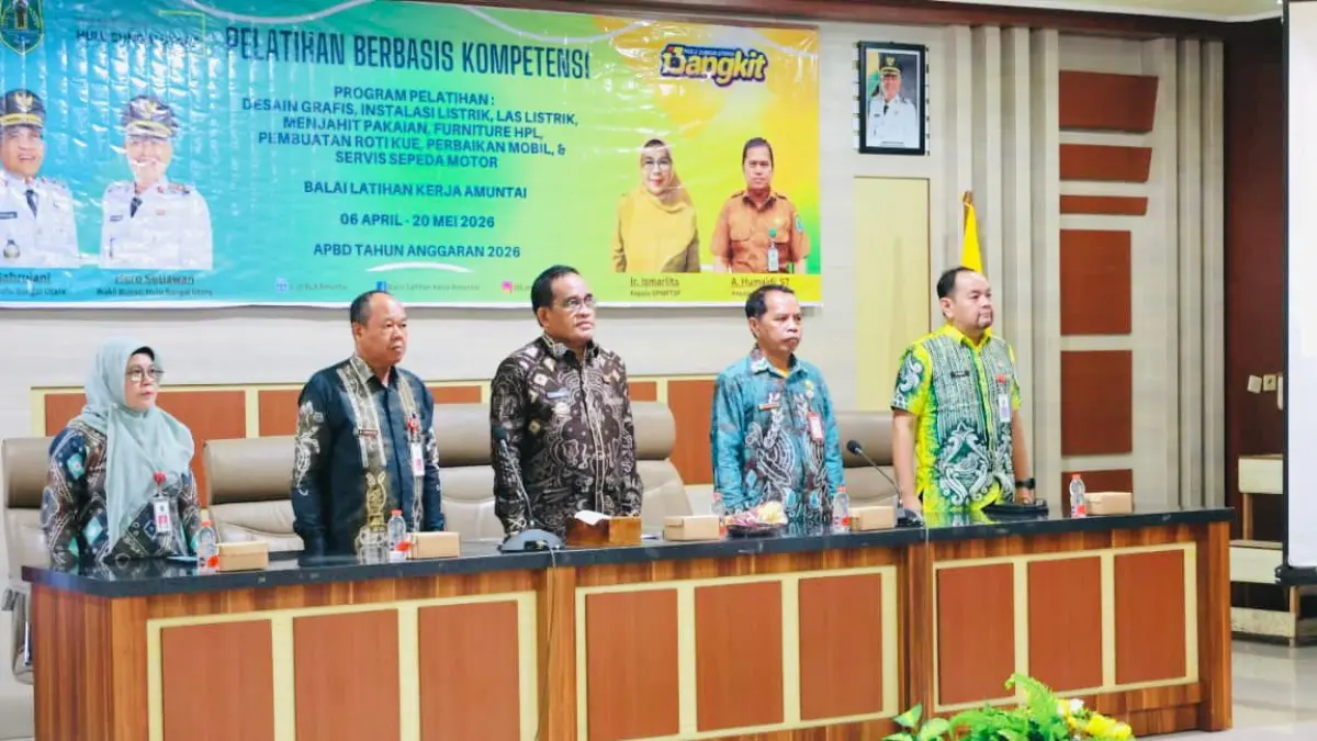 HADIR: Bupati Kabupaten HSU, H Sahrujani (tengah) didampingi jajaran pejabat daerah hadiri Penutupan Pelatihan Berbasis Kompetensi diselenggarakan BLK Amuntai di Gedung Agung Setda HSU, Kamis (21/5/2026).(Foto: Pemkab HSU)