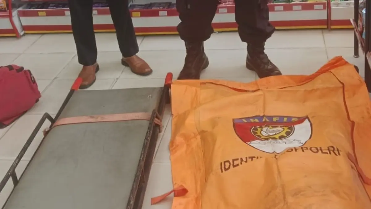 MENINGGAL: Jasad JA hendak dievakuasi dari dalam ritel di di kawasan Jalan Tembus Mantuil, Banjarmasin Selatan.