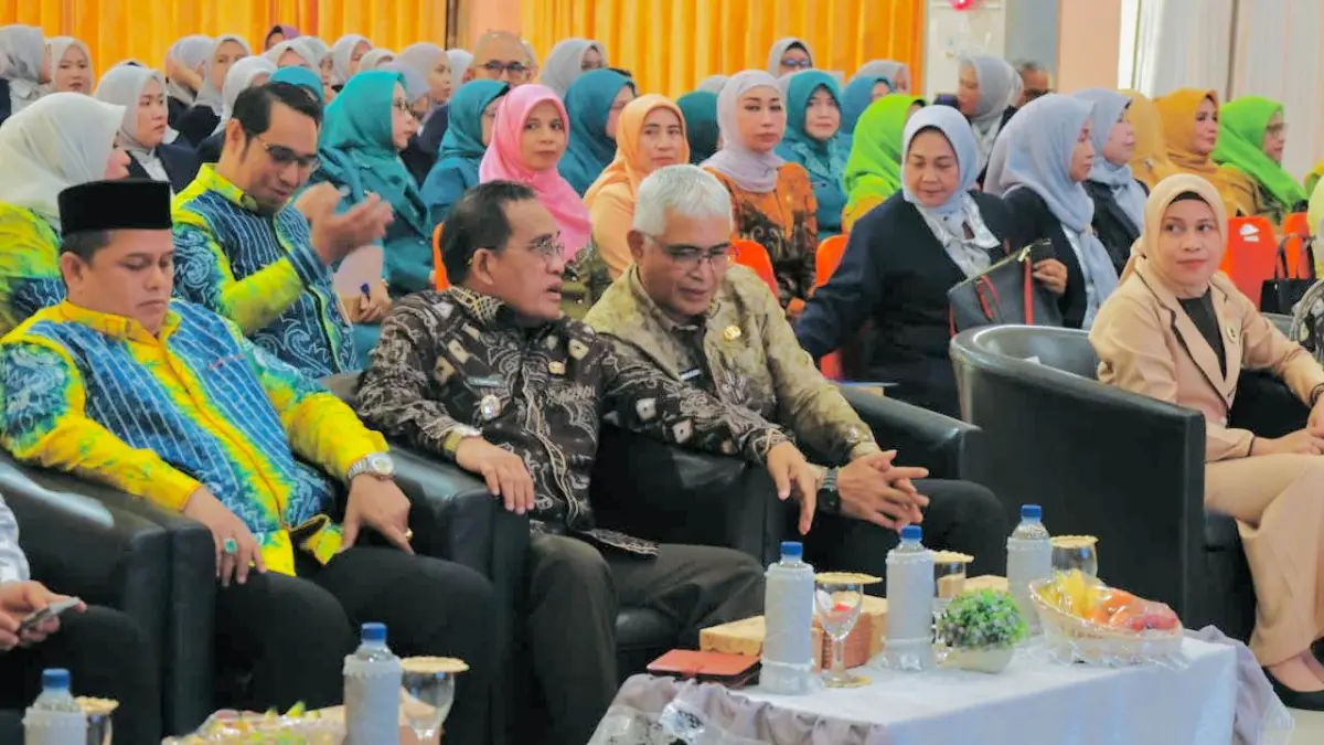 MOMEN: Bupati dan Wakil Bupati Kabupaten HSU, H Sahrujani dan WHero Setiawan menghadiri pengukuhan Pengurus Yayasan Kanker Indonesia (YKI) Cabang Kabupaten HSU di Aula KH Idham Chalid Amuntai. (Foto: Pemkab HSU)