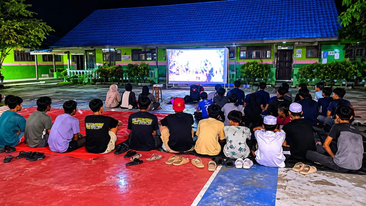 MOMEN: Kader IMM Hulu Sungai Utara bersama masyarakat mengikuti nobar dan diskusi film dokumenter Pesta Babi: Kolonialisme di Zaman Kita di halaman SMP Muhammadiyah Sungai Pandan. (Foto: Istimewa)&nbsp;