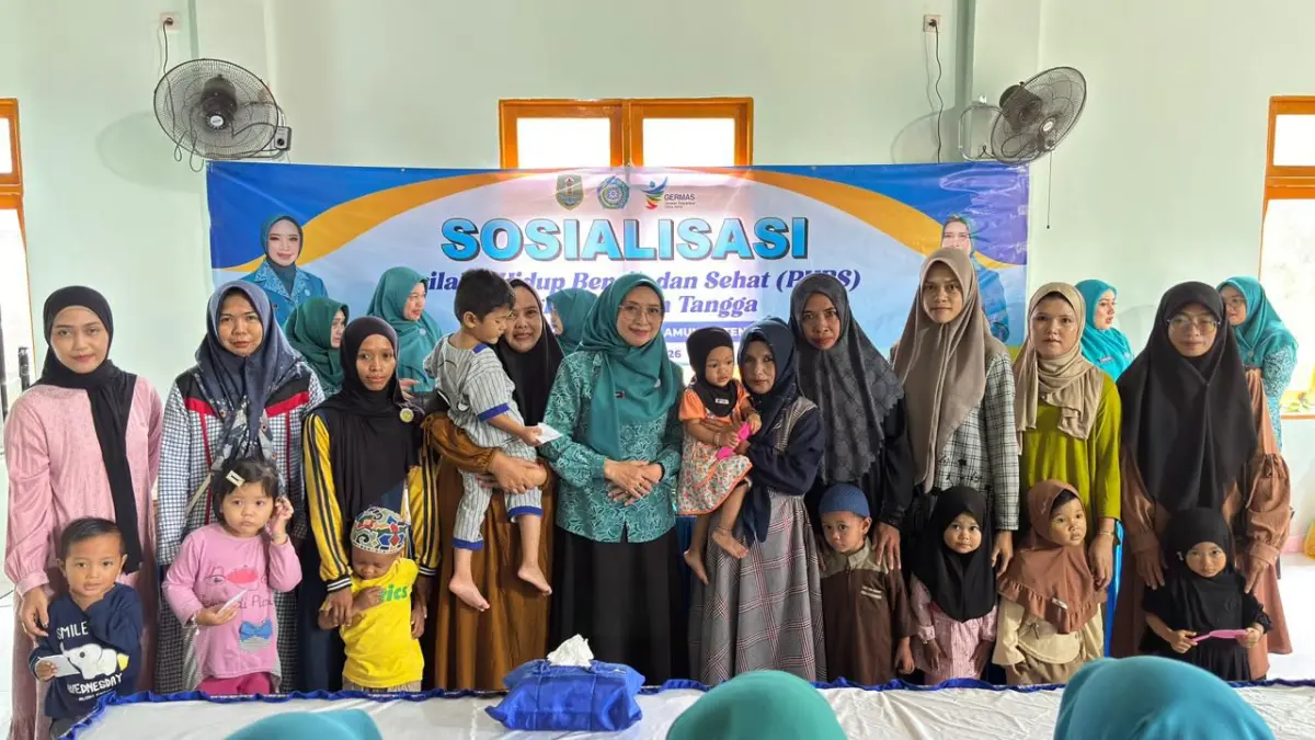 MOMEN: Ketua TP PKK Kabupaten HSU, Hj Murniati Sahrujani foto bersama usai memberikan materi pada acara sosialisasi Perilaku Hidup Bersih dan Sehat (PHBS) kepada masyarakat Desa Kandang Halang, Kecamatan Amuntai Tengah, Rabu (20/5/2026).(Foto: Pemkab HSU)