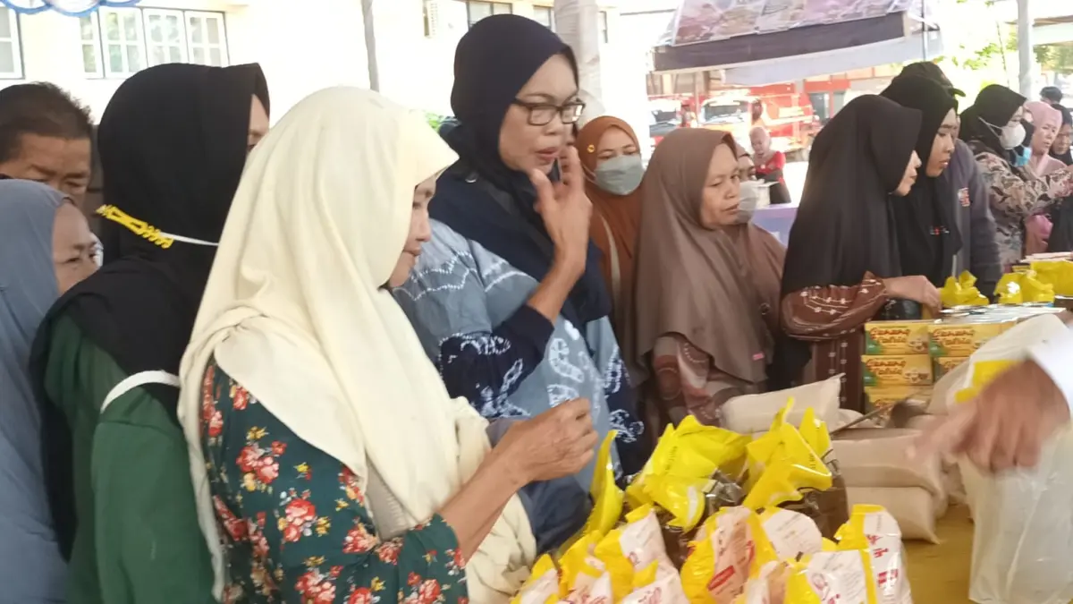 PASAR MURAH : &nbsp;Warga Tabalong saat mengantre ingin mendapatkan Bapokting murah.

(Foto : Ibnu Dwi Wahyudi/ Radar Banjarmasin)
