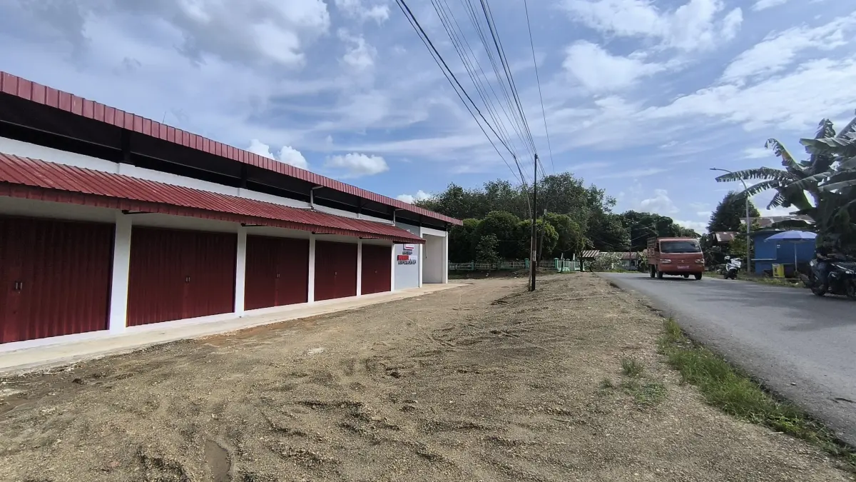 RAMPUNG: Dalah satu bangunan Koperasi Desa Merah Putih (KDMP) yang telah selesai dikerjakan dan siap beroperasi di Desa Teluk Bayur, Kecamatan Juai, Kabupaten Balangan. (M Dirga/ Radar Banjarmasin)