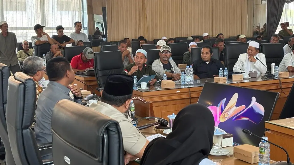 RDP: Ratusan sopir truk bersama LSM Sakutu di DPRD Kalsel mengeluhkan kelangkaan BBM bersubsidi jenis Bio Solar. (Foto: Zulvan Rahmatan/Radar Banjarmasin)
