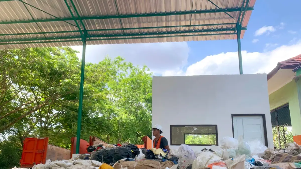 SAMPAH: Petugas berada di lokasi pengelolaan sampah di Tanah Bumbu. Pemkab Tanah Bumbu mengimbau pengurangan penggunaan plastik sekali pakai saat pelaksanaan Iduladha 1447 Hijriah. (Foto: Zulqarnain/Radar Banjarmasin)