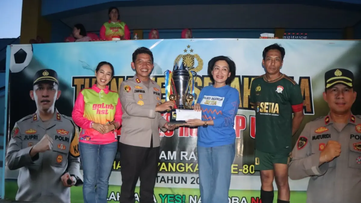 SERAHKAN PIALA: Kapolres HST, AKPB Jupri JHP Tampubolon menyerahkan piala ke tim Polres Balangan. (Foto: Humas Polres HST).