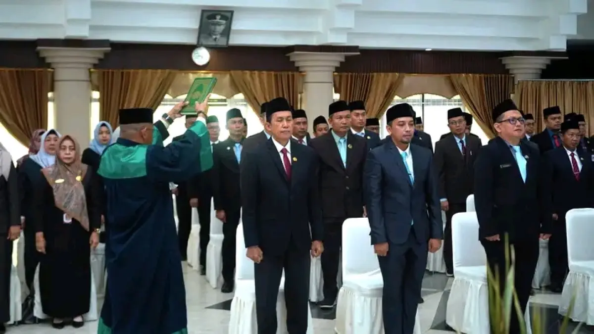 SUMPAH: 6 pejabat baru pemerintah Kabupaten Hulu Sungai Selatan mengucapkan sumpah jabatan di bawah Al-Qur