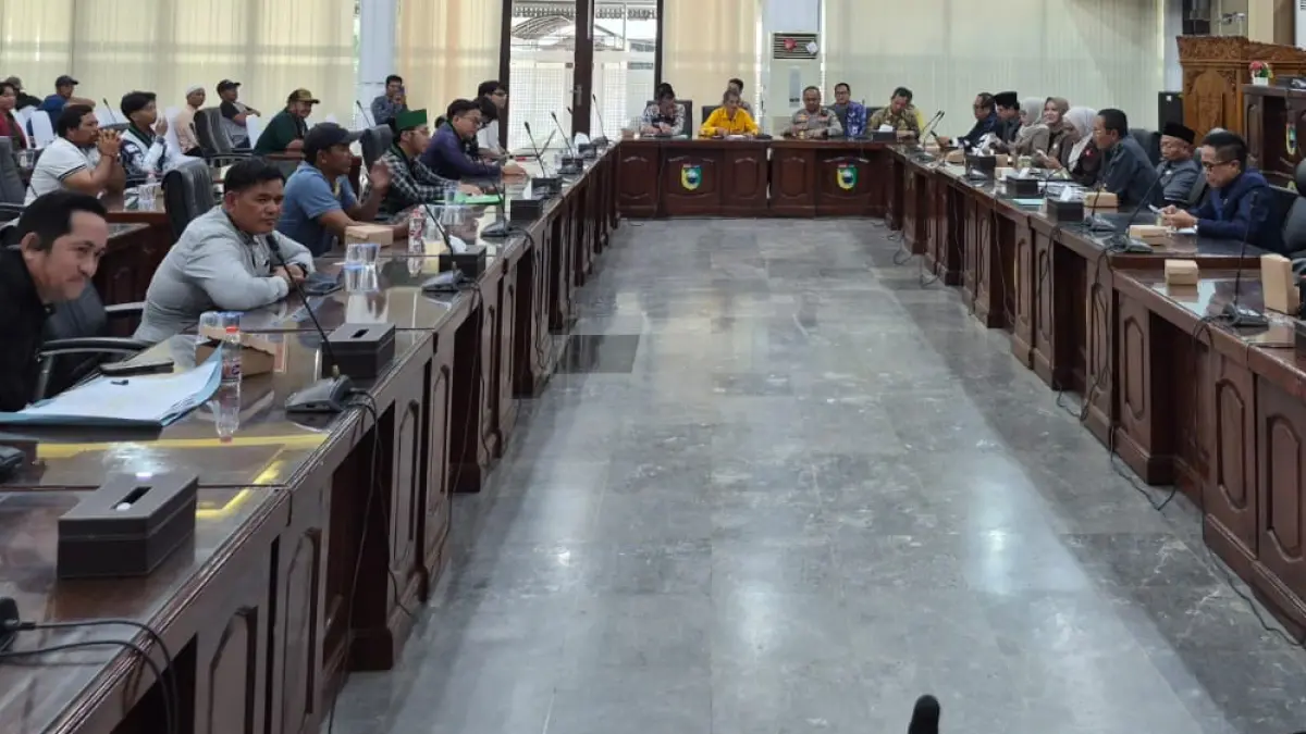 TAK DILIBATKAN : Suasana RDPU DPRD Tala dengan perwakilan mahasiswa dan nelayan yang membahas distribusi solar nelayan, Kamis (21/5/2026). Pertemuan ini tidak melibatkan pengelola SPBU Desa Kuala Tambangan.