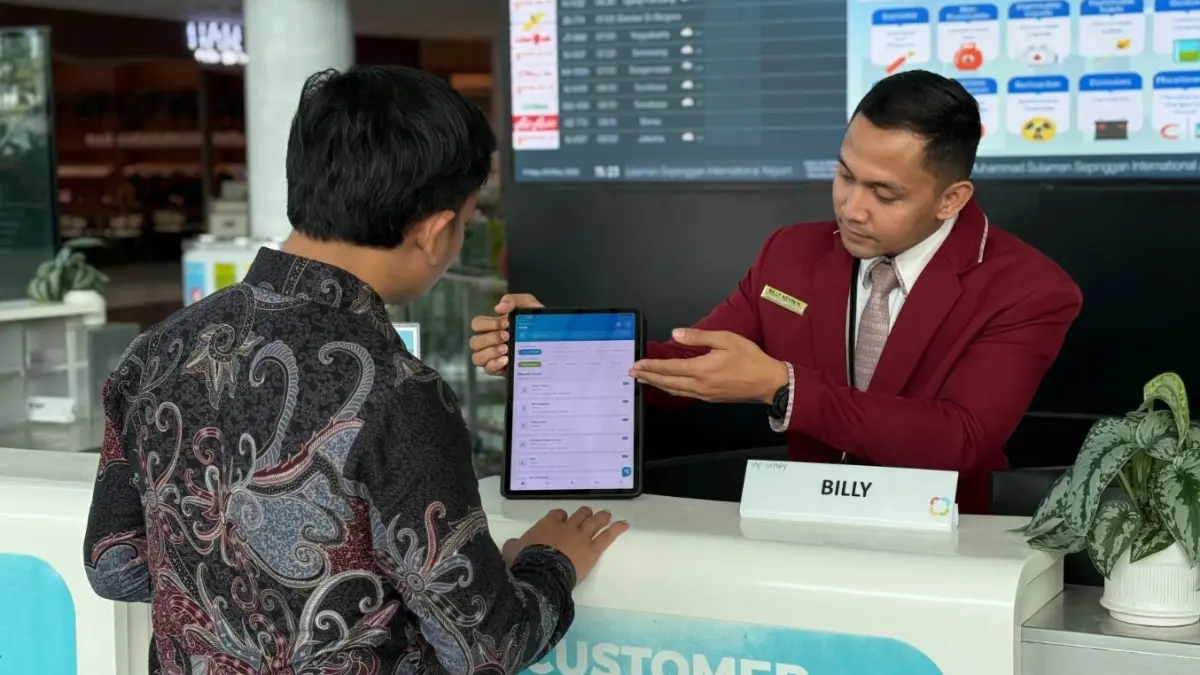 TEMUI PETUGAS: Petugas menunjukkan aplikasi LOFIA, untuk memudahkan penumpang melacak barangnya yang hilang atau tertinggal di Bandara Internasional Syamsudin Noor Banjarbaru, secara daring melalui ponsel.