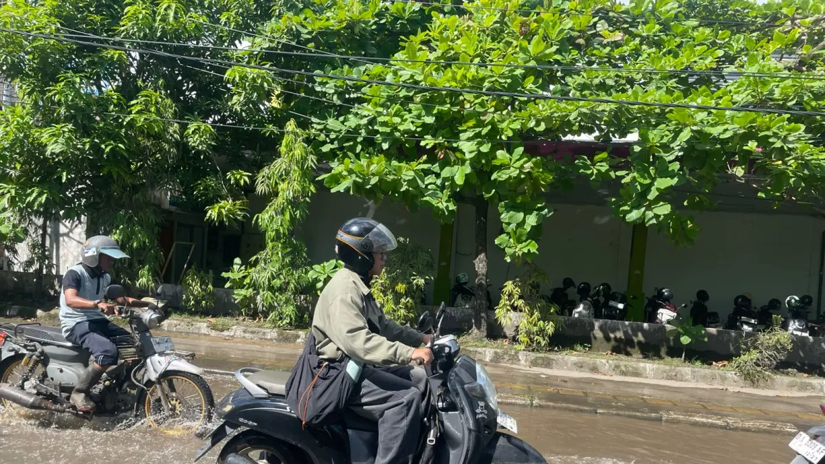 TERJANG BANJIR: PT Trio Motor memberikan tips aman berkendara di jalan tergenang.