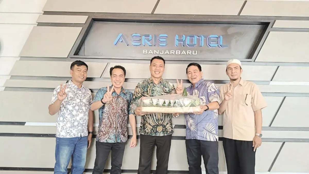 SELAMAT: Direktur Utama Radar Banjarmasin H. Suriansyah Achmad (dua dari kiri) didampingi Manajer Bisnis Budian Noor (ujung kanan) dan Manager Keuangan Sesilia Rianto (ujung kiri) hadir memberikan ucapan selamat HUT ke-2 Aeris Hotel Banjarbaru, Jumat (22/5).&nbsp;
(Foto: SHEILLA FARAZELA/RADAR BANJARMASIN)&nbsp;