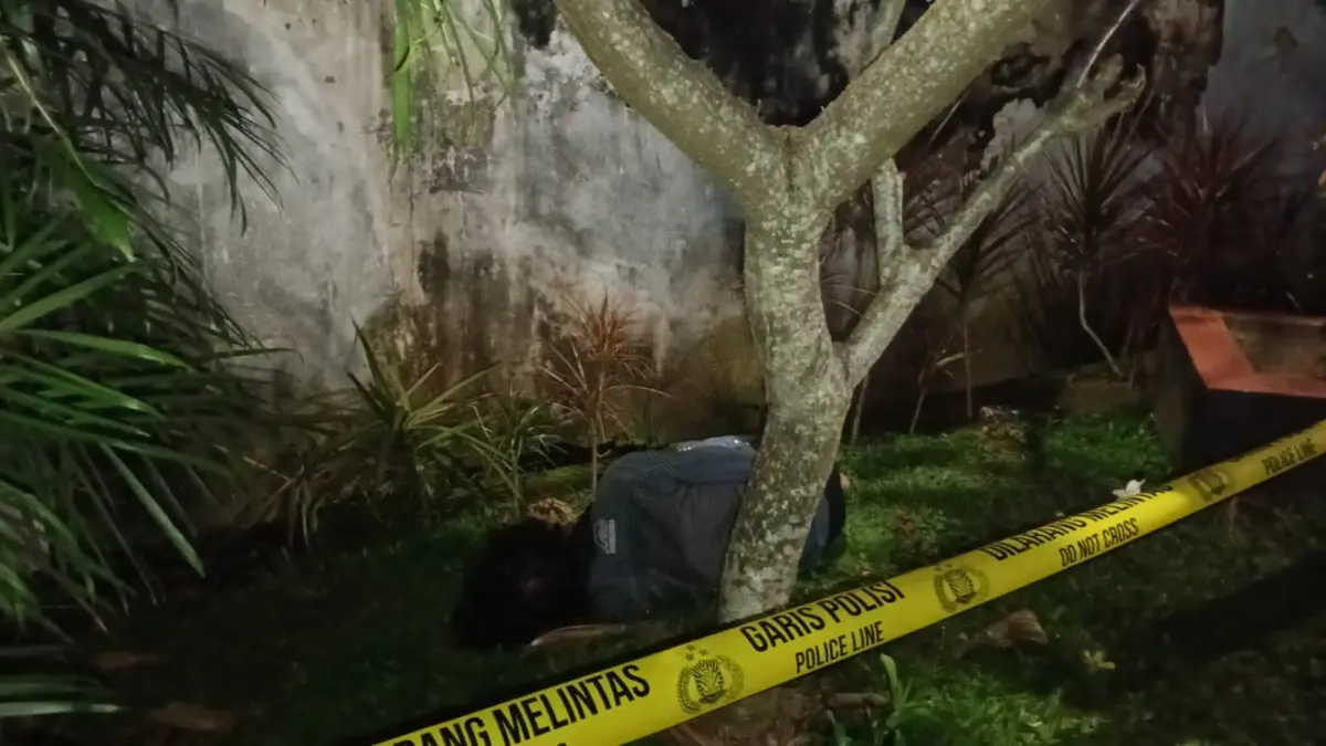 GARIS POLISI: Rustam alias Jujun ditemukan meninggal dunia berbaring di atas rumput taman Terminal Kota Kandangan, Sabtu (23/5/2026) sore.(Foto: Grup Whatsapp Emergency)&nbsp;