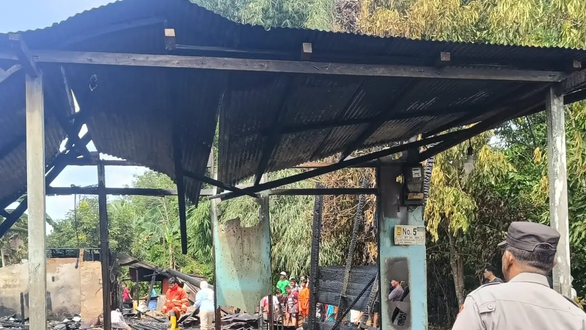 KEBAKARAN: Rumah milik lansia di Cempaka, Banjarbaru ludes dimakan api, Sabtu (23/5/2026) siang.(Foto: Polres Banjarbaru untuk Radar Banjarmasin)