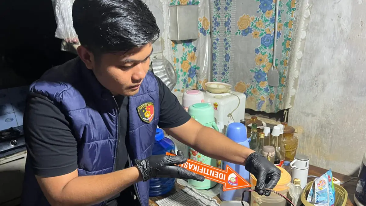 OLAH TKP: Petugas Polres HST menunjukkan kabel yang terkoyak terjepit pintu kamar mandi yang memicu aliran listrik, hingga diduga menyebabkan korban kesetrum dan meninggal dunia.(Foto : Humas Polres HST)  