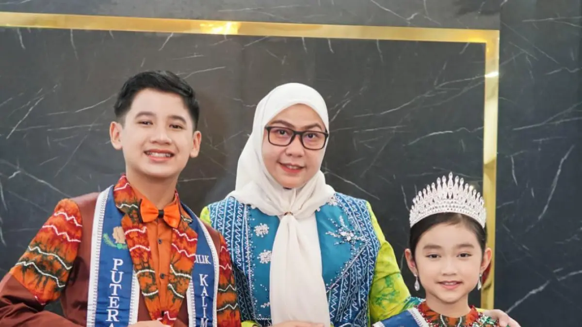 TALENTA CILIK: Zydan dan Almeera minta restu kepada Wali Kota Banjarbaru, hj Erna Lisa Halaby untuk mengikuti Pemilihan Putera Puteri Kebudayaan Indonesia Cilik 2026.(Foto:Kiki untuk Radar Banjarmasin)