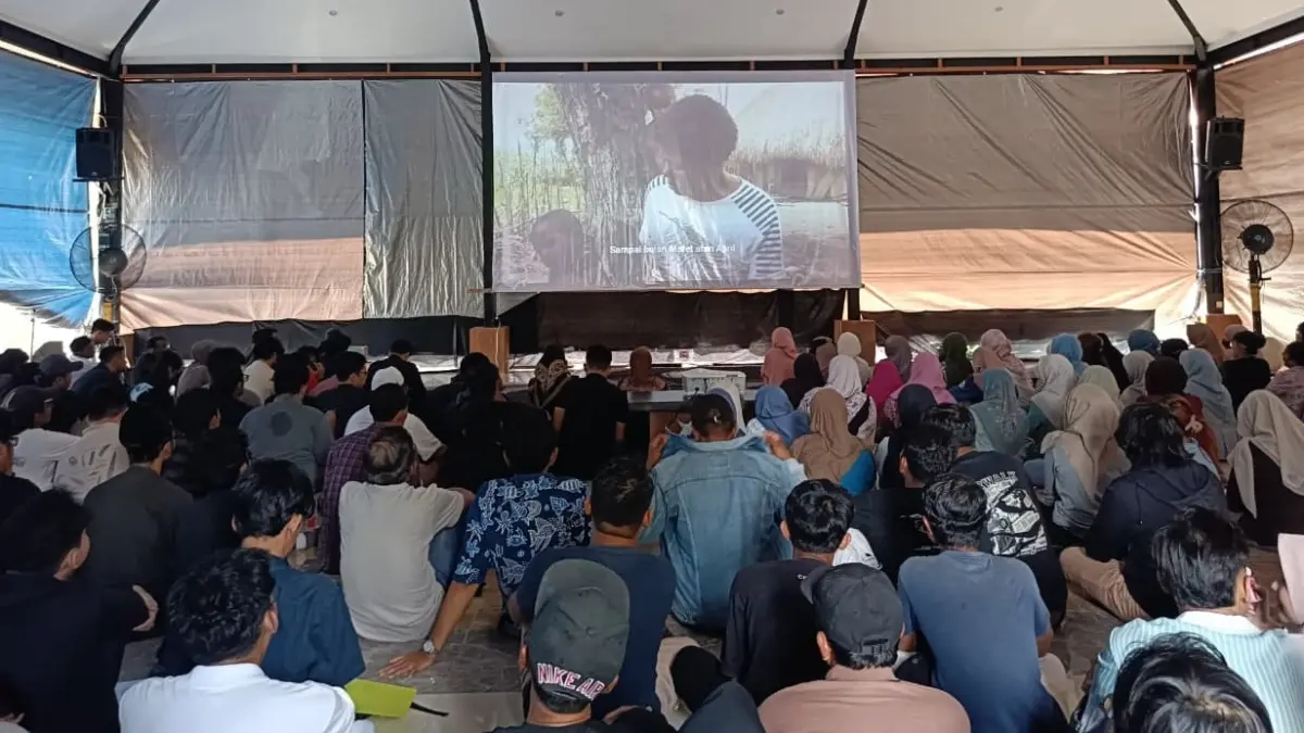 TETAP ANTUSIAS: Suasana nobar dan diskusi film dokumenter Pesta Babi di Balai Juang Hajjah Titien (Bajuang Hati) Banjarbaru, Jumat (22/5) sore. (FADLAN ZAKIRI/RADAR BANJARMASIN)