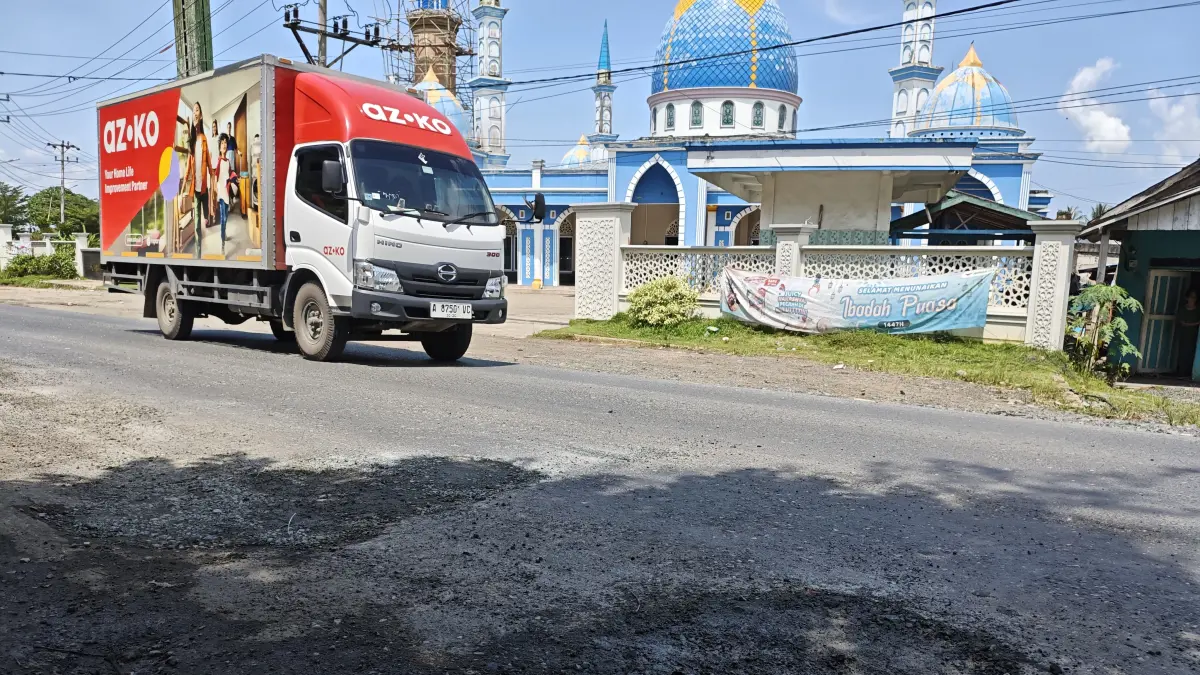 DITAMBAL: Kondisi ruas Jalan Raya Batulicin di depan Masjid Nurul Yakin, Desa Kersik Putih, yang mulai diperbaiki usai kecelakaan maut akibat lubang jalan. (Foto: Zulqarnain/Radar Banjarmasin)