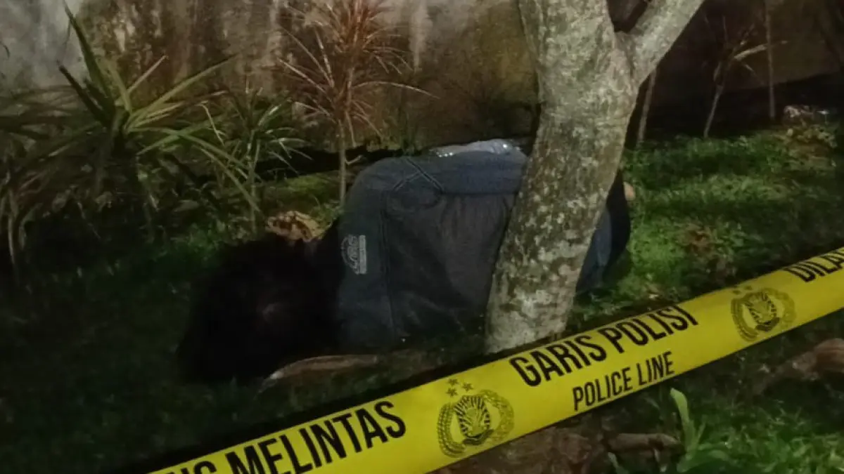 GARIS POLISI: Jujun ditemukan meninggal dunia berbaring di atas rumput taman Terminal Kota Kandangan, Sabtu (23/5/2026) sore.