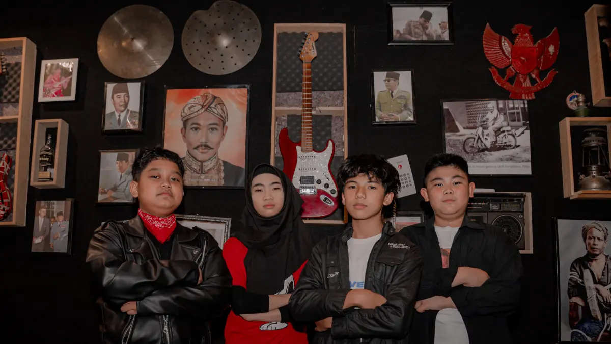MOMEN: Personel X-traordinary Band berfoto bersama usai sesi latihan musik menjelang penampilan pada acara perpisahan siswa kelas VI angkatan X SD Al Azhar 37 Banjarbaru