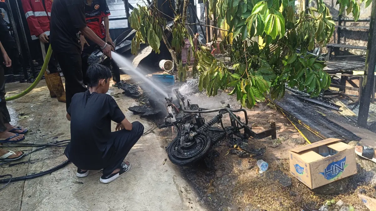 MUSIBAH: Tampak puing-puing kebakaran di Desa Pamintangan, Kecamatan Amuntai Utara, Kabupaten HSU, Minggu (24/5). (Foto: Istimewa)&nbsp;
