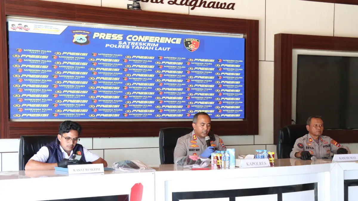 PAPARKAN: Kapolres Tala AKBP Ricky Boy Siallagan didampingi Kasat Reskrim AKP Cahya Prasada Tuhuteru memaparkan kronologi pemerkosaan yang dilakukan lansia di Tala. (Foto : Humas Polres Tala untuk Radar Banjarmasin)