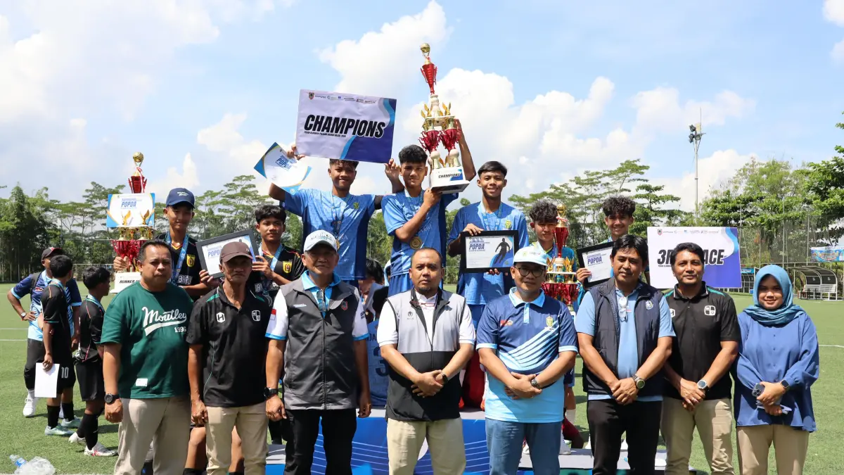 Pemain Banjarmasin memastikan kemenangan atas Banjarbaru pada final sepak bola Popda Kalsel 2026 di Green Yakin Mini Soccer Field, Kabupaten Banjar. (M Idris Jian Sidik)