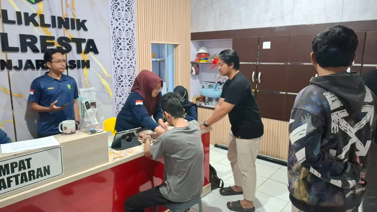PEMERIKSAAN: Pelaku saat berada di Mapolresta Banjarmasin untuk menjalani pemeriksaan terkait kasus pemerasan dan pengancaman terhadap mantan kekasihnya. // SATRESKRIM UNTUK RADAR BANJARMASIN