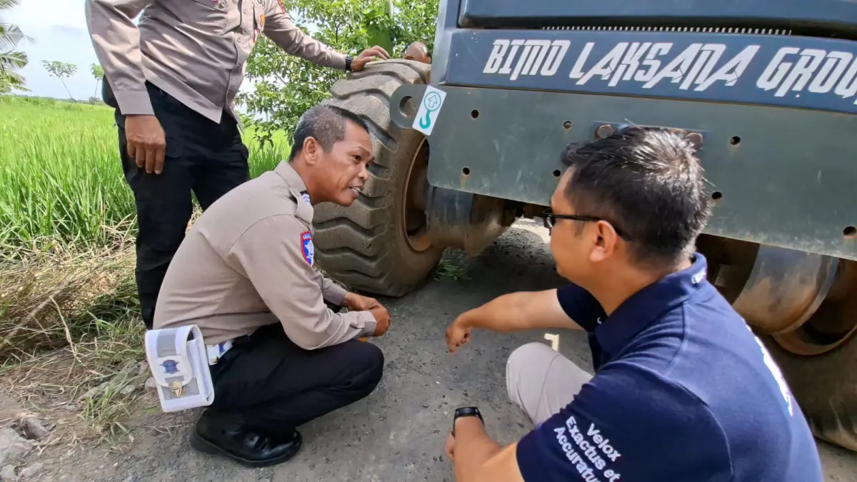 PEMERIKSAAN: Petugas kepolisian memeriksa alat berat motor grader yang terlibat kecelakaan maut di Jalan Desa Lawahan, Kecamatan Beruntung Baru, Kabupaten Banjar, Sabtu (23/5/2026). (POLSEK BERUNTUNG BARU)
