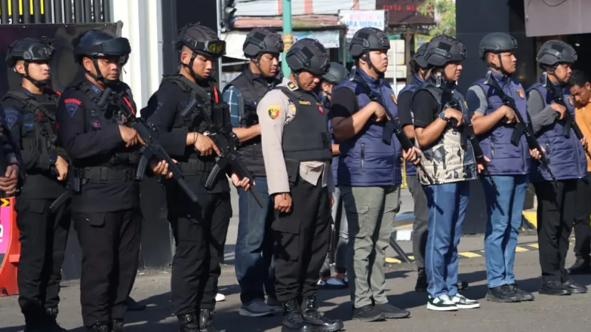 PERSIAPAN PENGAMANAN: Para personel anggota satuan gabungan saat apel persiapan menghadapi aksi unjuk rasa di DPRD Tabalong.