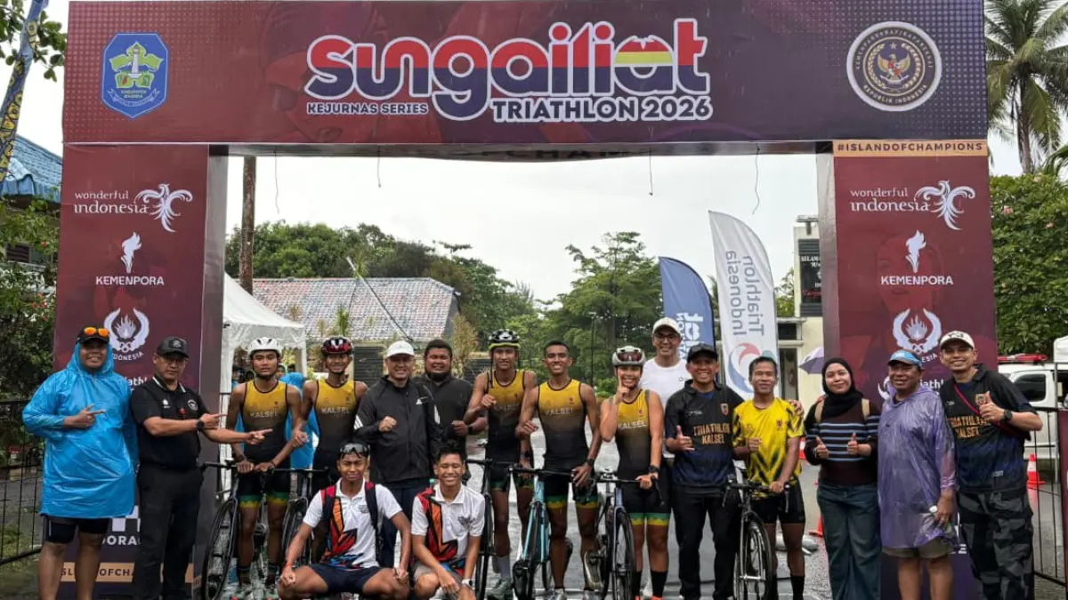 PRESTASI: Para atlet Federasi Triathlon Indonesia (FTI) Kalimantan Selatan berpose dengan medali yang mereka raih dalam Kejuaraan Nasional Triathlon Seri I 2026 di Sungai Liat, Bangka Belitung.