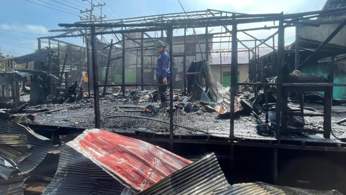PUING: Petugas Damkar dan relawan di Kabupaten HSU berhasil memadamkan api di sekitar lokasi Desa Pamintangan RT 03, Kecamatan Amuntai Utara, Minggu (24/5/2026).