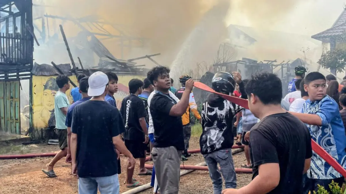 SIGAP: Anggota kebakaran dan relawan kebakaran melakukan upaya pemadaman kebakaran di Desa Pamintangan RT 03 Kecamatan Amuntai Utara.