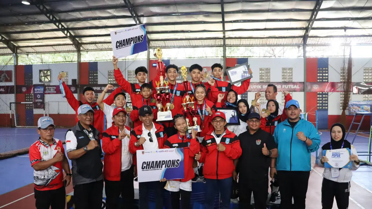 Tim sepak takraw Hulu Sungai Selatan merayakan kemenangan usai memastikan medali emas pada final POPDA Kalsel 2026 di Upik Indoor Futsal Banjarmasin. (M Idris Jian Sidik)