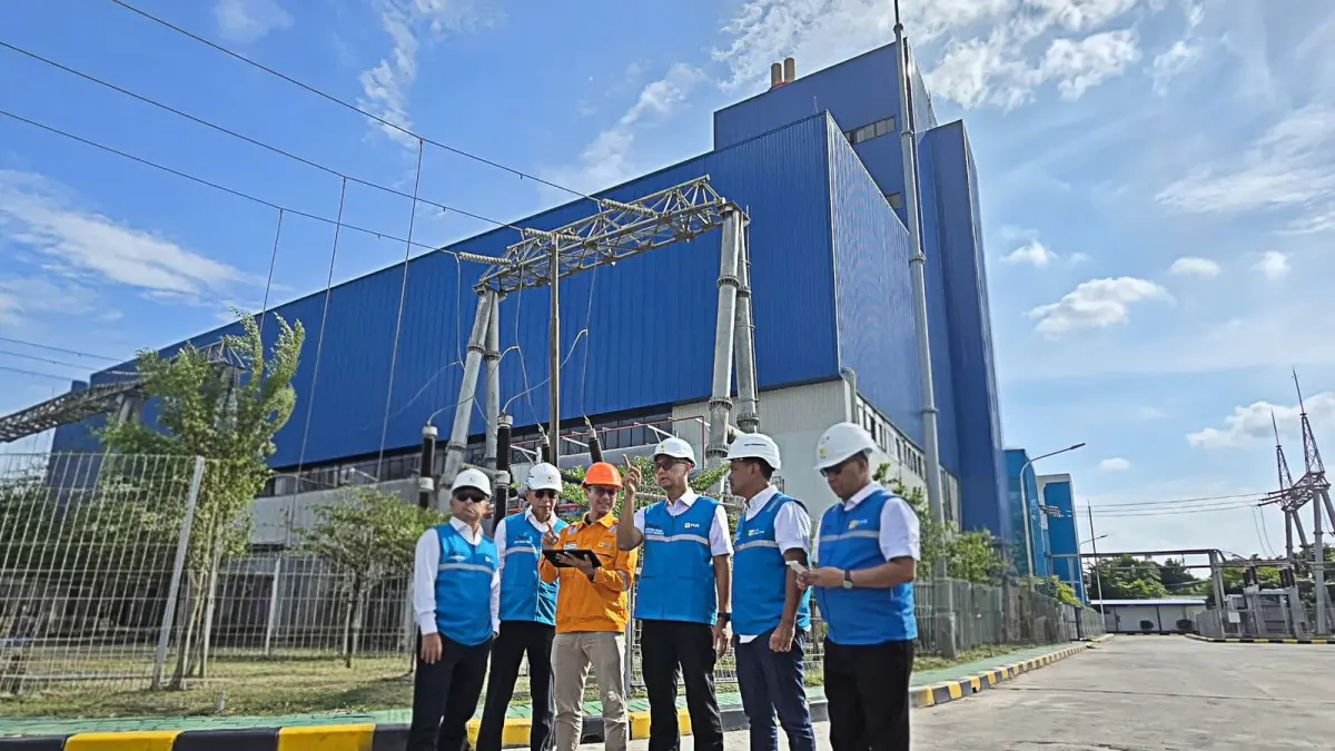 NORMALISASI: Petugas PLN bersiaga dan berkoordinasi di area Gardu Induk Tegangan Ekstra Tinggi (GITET) New Aur Duri, Kabupaten Muaro Jambi, sebelum melakukan pemulihan sistem kelistrikan pada jaringan transmisi Saluran Udara Tegangan Ekstra Tinggi (SUTET) 275 kilovolt (kV) Muara Bungo–Sungai Rumbai.