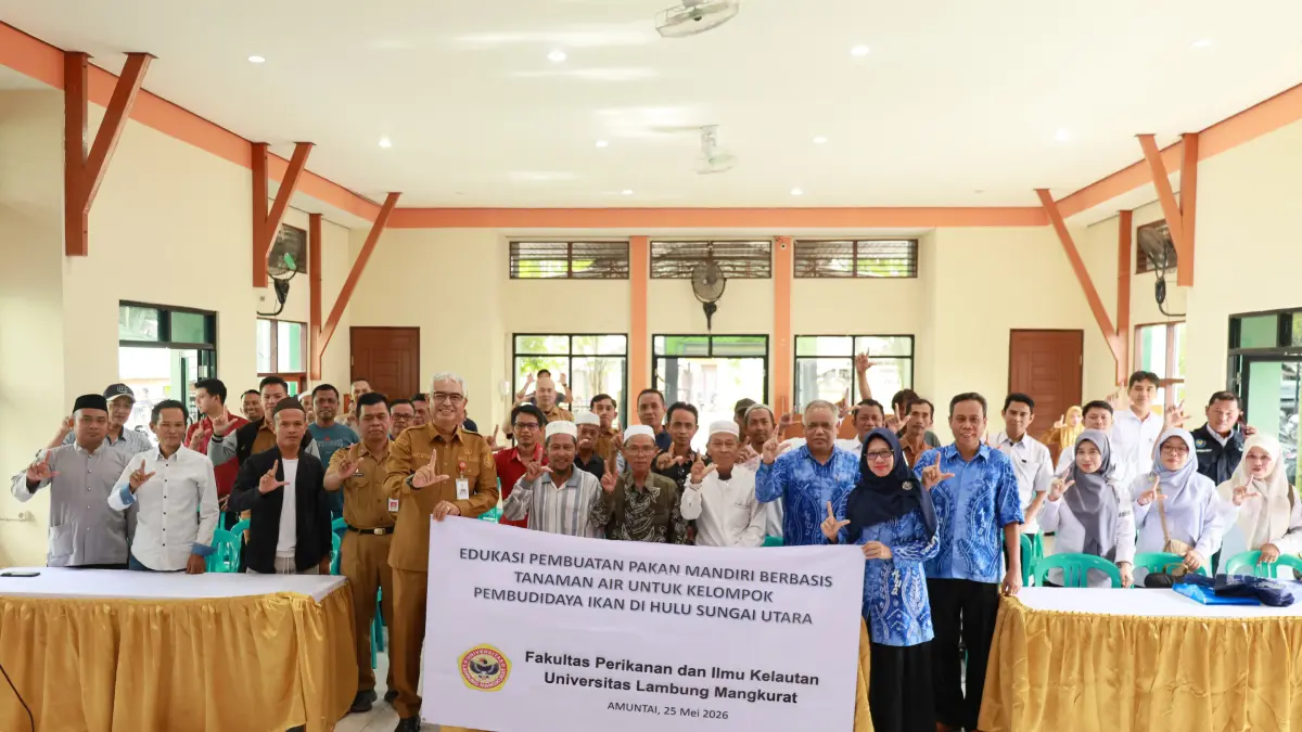 ABADIKAN MOMEN : Tim Dosen ULM berfoto bersama Wakil Bupati Kabupaten Hulu Sunga Utara (HSU), Hero Setiawan saat melaksanakan Program Dosen Wajib Mengabdi (PDWA) di Kabupaten HSU