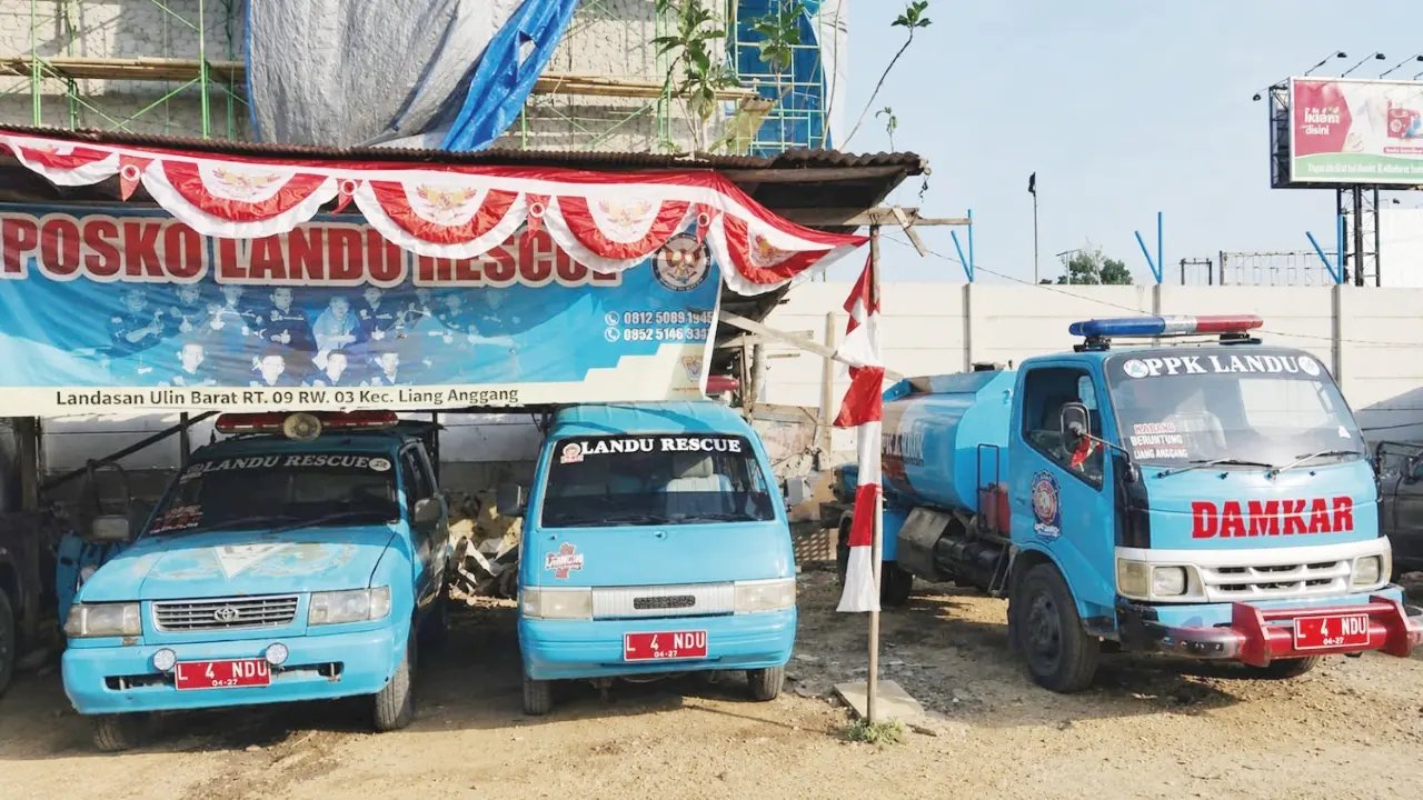ARMADA: Berbagai jenis armada parkir di Sekretariat Landu Rescue. (Foto: M FADLAN ZAKIRI/RADAR BANJARMASIN)&nbsp;
