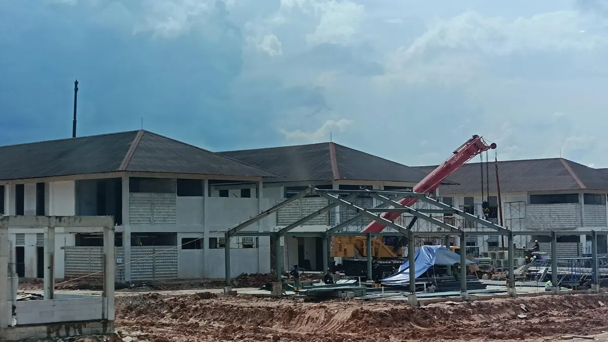 BEKERJA: Sempat mogok karena tertunda pengupahan, kini para pekerja pembangunan Sekolah Rakyat Banjarbaru kembali bekerja. (Sheilla Farazela/ Radar Banjarmasin)