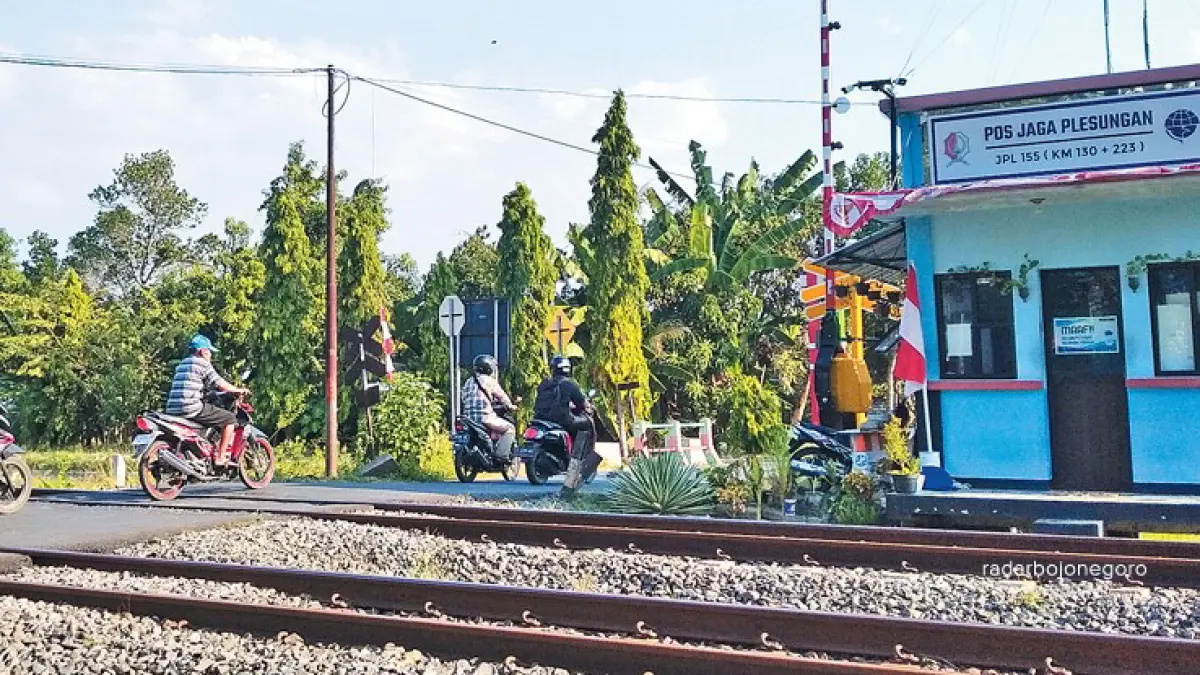 BERBAHAYA: Perlintasan rel kereta api di Desa Plesungan, Kecamatan Kapas, Bojonegoro, Jatim, belum berpalang pintu. (YANA DWI KURNIYA WATI/JAWA POS)